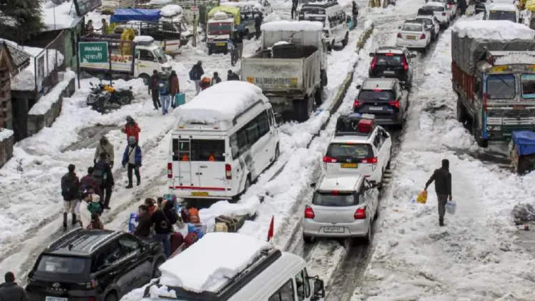 Hundreds of tourists spend the night in cars as 8-km traffic jam paralyzes Manali
