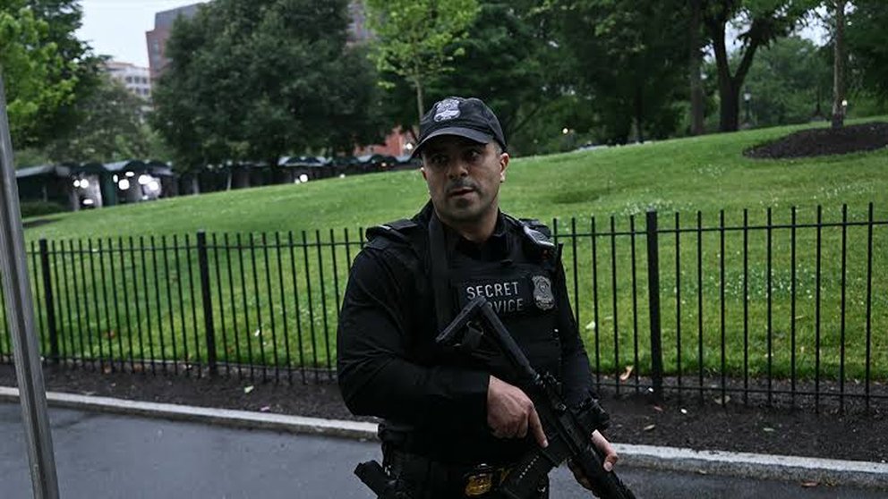 Chaos at the White House: Reporters Duck for Cover as Gunfire Erupts